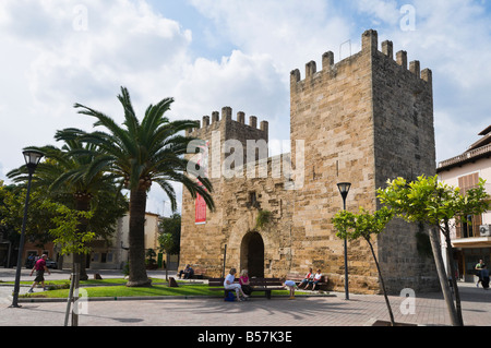 Les touristes à Xara Gate - Portal del Moll - Vieille ville d'Alcudia, Majorque, Espagne. Banque D'Images