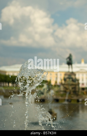 Fauntains à Peterhof Palace Banque D'Images