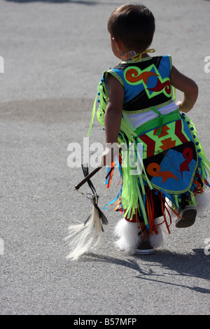 Une jeune Native American Indian boy dancing dans un costume de fantaisie à un Pow-wow au Milwaukee WI Festival Été indien au bord du Lac Banque D'Images