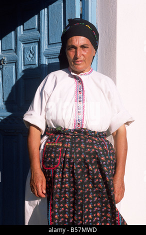 Grèce, Îles du Dodécanèse, Karpathos, Avlona, femme grecque portant des vêtements traditionnels Banque D'Images