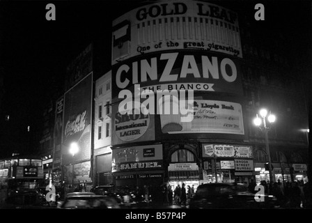 Piccadilly sans lumières. Piccadilly Circus est noirci à 19 h le samedi 12 décembre 1970 en raison d'une grève. 1970 déc. Banque D'Images