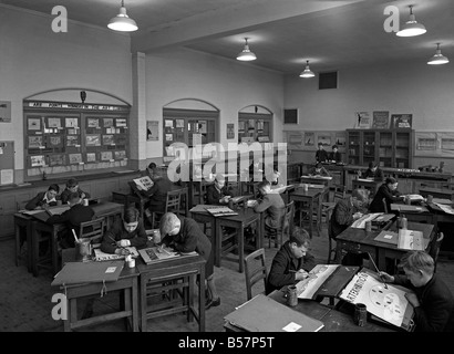 Les garçons de la classe d'art dans une école à Leicester, Angleterre), ch. 1955 Banque D'Images