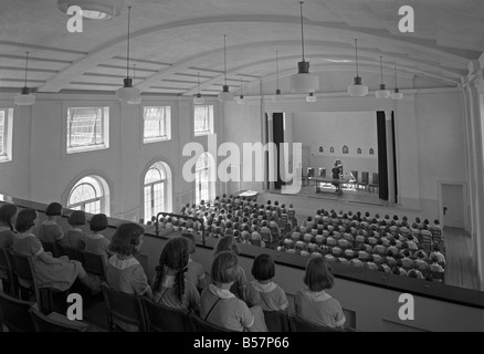 Matin assemblée générale pour les filles dans une école à Leicester, Angleterre), ch. 1955 Banque D'Images