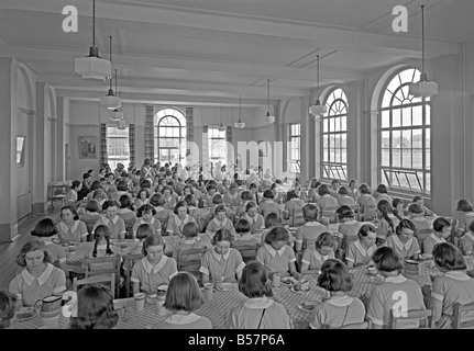 Les filles ayant le petit déjeuner ou une collation dans une école à Leicester, Angleterre), ch. 1955 Banque D'Images