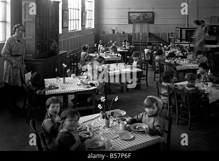 Dîner à l'école une école primaire à Leicester, Angleterre), ch. 1955 Banque D'Images