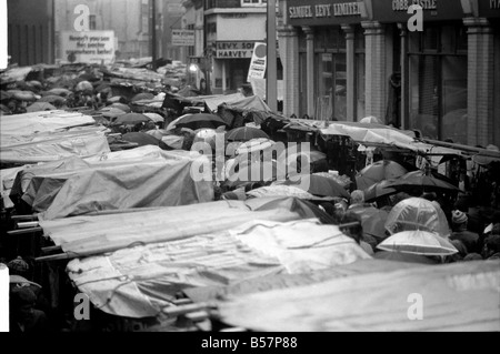 Dernier des grands dépensiers au Jupon Lane. La scène dans le jupon Lane, à l'état humide dimanche matin. Décembre 1974 74-7580 Banque D'Images