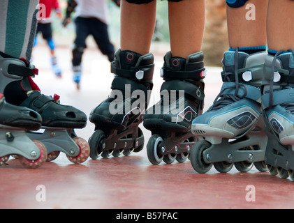 Fermer la vue sur l'équipe de roller enfants junior bottes en terrains de jeu pour enfants de l'école Banque D'Images