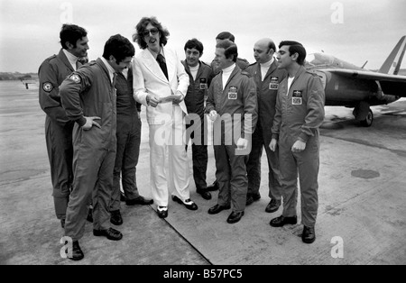 Pop Artiste : Bob Rowe célèbre avec l'équipe de la RAF Les flèches rouges. Janvier 1975 75-00183 Banque D'Images