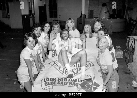 Rare : on joue pour introduire le nouveau sac bleu de sel dans l'Smith Chips dans Covent Garden hier. Les modèles et les membres de l'Association Communautaire de Covent Garden a participé à quelques concours. Janvier 1975 75-00224-007 Banque D'Images