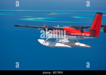 Vue aérienne de Maldivian Air Taxi volant dans l'archipel des Maldives, l'Océan Indien, l'Asie Banque D'Images