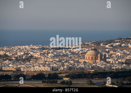 Le dôme de Mosta distance en vue de la ville-forteresse de Mdina, Malte, Europe Banque D'Images