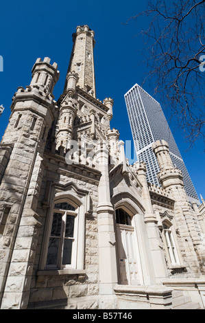 Chicago Water Tower en premier plan, Hancock Building en arrière-plan, Chicago, Illinois, États-Unis d'Amérique, Amérique du Nord Banque D'Images