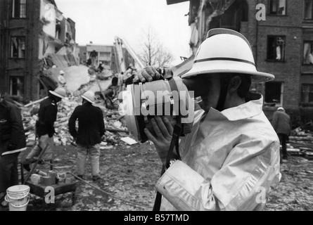 Huit personnes sont mortes dans une explosion de gaz à Londres hier matin. Sept autres personnes ont été blessées dans l'explosion, qui a détruit un immeuble de trois étages, à Putney. L'explosion aurait été dû à une fuite de gaz d'alimentation causée par la récente par temps froid. Janvier 1985 P004454 Banque D'Images