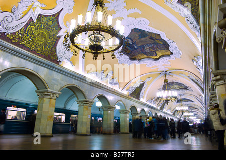 Intérieur de la station de métro Komsomolskaya, Moscou, Russie, Europe Banque D'Images