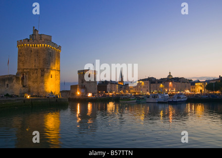 Saint-nicolas et la chaîne tours à l'entrée de l'ancien port de La Rochelle, Charente-Maritime, France, Europe Banque D'Images