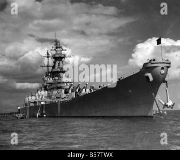 La classe Iowa navire de guerre USS Wisconsin, qui a servi dans la seconde guerre mondiale, vient de jeter l'ancre dans le Firth of Forth, tôt ce matin. ;Juin 1951 * P004580 Banque D'Images