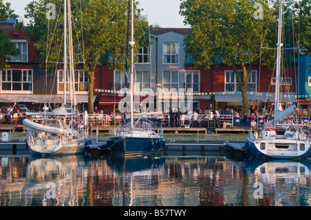 Restaurants en plein air donnant sur yachts amarrés dans le vieux port à La Rochelle, Charente-Maritime, France, Europe Banque D'Images