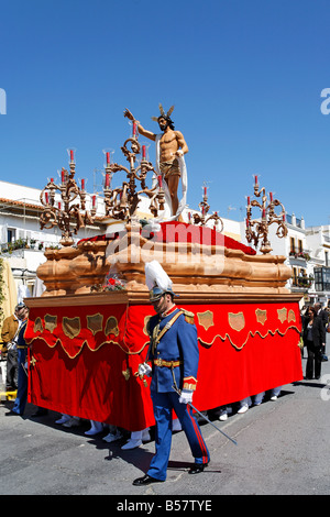De flottement, Jésus ressuscité le dimanche de Pâques procession à la fin de Semana Santa (Semaine Sainte), Ayamonte, Andalousie, Espagne, Europe Banque D'Images