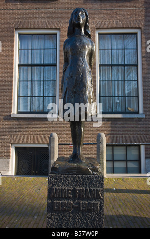 Statue d'Anne Frank à l'extérieur de l'église Westerkerk, Amsterdam, Pays-Bas, Europe Banque D'Images