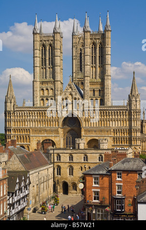 Avant de l'ouest de la cathédrale de Lincoln et de l'Échiquier Gate, Lincoln, Lincolnshire, Angleterre, Royaume-Uni, Europe Banque D'Images