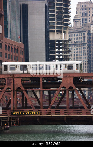 Un El train sur le système train surélevé traversant le pont de la rue des puits, Chicago, Illinois, États-Unis d'Amérique Banque D'Images