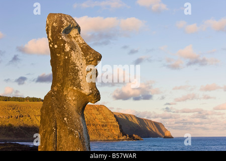 Les Moai statue monolithique en pierre géant surplombant la mer à Tongariki, île de Pâques, Chili, Amérique du Sud Banque D'Images