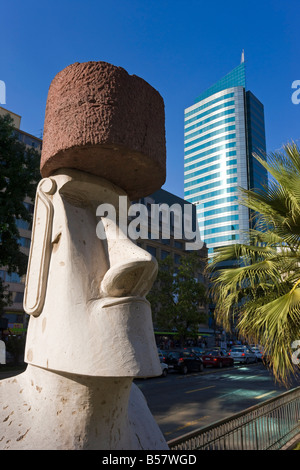 Moai statue sur la rue principale de Santiago l'avenue O'Higgins, Santiago, Chili, Amérique du Sud Banque D'Images