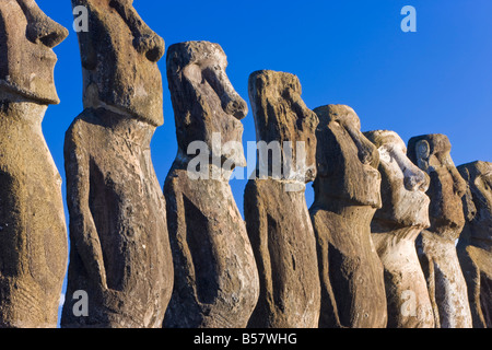 Ahu Tongariki, le plus grand de l'île, l'ahu Tongariki est une rangée de 15 statues Moai de pierre géant, Rapa Nui, Chili Banque D'Images