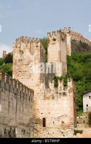 Une partie des remparts de la ville et les tours, vin Soave, Vénétie, Italie, Europe Banque D'Images