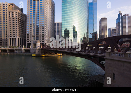 Gratte-ciel sur West Wacker Drive et de la rivière Chicago par le Franklyn Street Bridge, Chicago, Illinois, États-Unis d'Amérique Banque D'Images