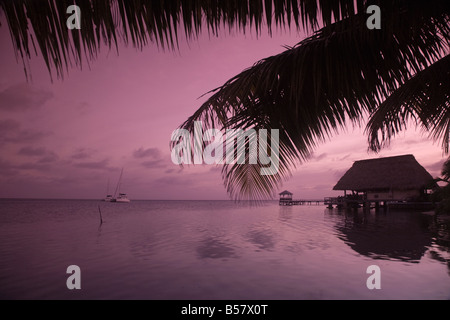 Les gens de bar de plage près de l'amarrage au coucher du soleil, Placencia, Belize, Amérique Centrale Banque D'Images