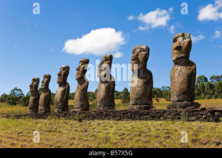 Ahu Tongariki, le plus grand de l'île, l'ahu Tongariki est une rangée de 15 statues Moai de pierre géant, Rapa Nui, Chili Banque D'Images