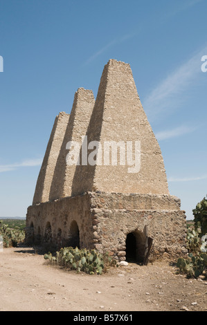 Vieux fours pour le mercure, le traitement minéral de pozos (Pozos), site du patrimoine mondial de l'UNESCO, de l'État de Guanajuato, Mexique Banque D'Images