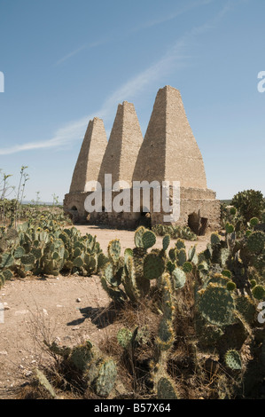 Vieux fours pour le mercure, le traitement minéral de pozos (Pozos), site du patrimoine mondial de l'UNESCO, de l'État de Guanajuato, Mexique Banque D'Images