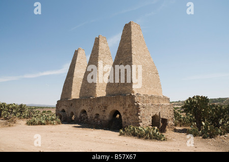 Vieux fours pour le mercure, le traitement minéral de pozos (Pozos), site du patrimoine mondial de l'UNESCO, de l'État de Guanajuato, Mexique Banque D'Images