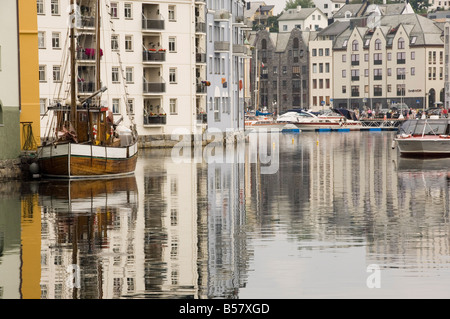 Le vieux port, chalutier de pêche et de plaisance à moteur, Alesund, Norvège, Scandinavie, Europe Banque D'Images