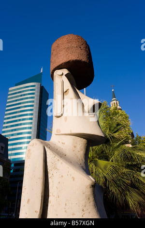 Moai statue sur la rue principale de Santiago l'avenue O'Higgins, Santiago, Chili, Amérique du Sud Banque D'Images