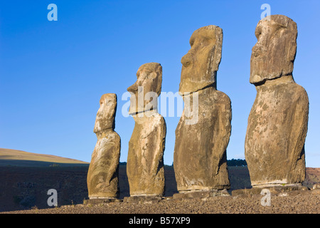 Ahu Tongariki, le plus grand de l'île, l'ahu Tongariki est une rangée de 15 statues Moai de pierre géant, Rapa Nui, Chili Banque D'Images