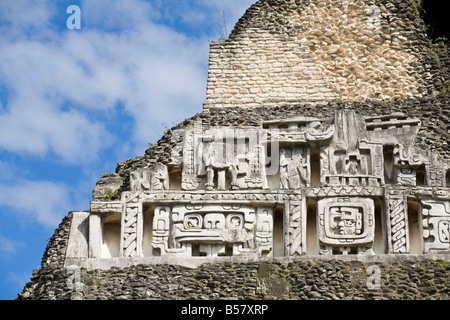 Les frises sur le 130m de haut El Castillo Xunantunich Ruines San Ignacio Belize Amérique Centrale Banque D'Images