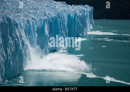 Le vêlage des glaciers, le Glacier Perito Moreno, le Parc National Los Glaciares, UNESCO World Heritage Site, Santa Cruz, Argentine Banque D'Images