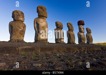 Ahu Tongariki, le plus grand de l'île, l'ahu Tongariki est une rangée de 15 statues Moai de pierre géant, Rapa Nui, Chili Banque D'Images