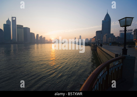 Le lever du soleil sur la rivière Huangpu et Pudong New Area, Shanghai, China, Asia Banque D'Images