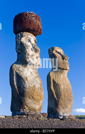 Ahu Tongariki ahu, le plus important sur l'île, seulement celle-ci a encore un chignon en place, Rapa Nui, Chili Banque D'Images