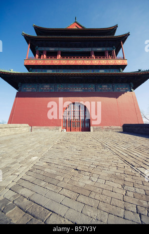 La Tour du Tambour, une version ultérieure de la dynastie Ming, à l'origine construit en 1273 marquant le centre de l'ancienne capitale mongole, Beijing Banque D'Images