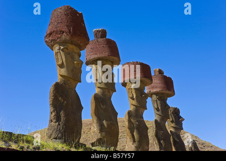 La plage de Anakena, monolithique en pierre statues Moai géant de l'ahu Nau Nau, dont quatre ont topknots, Rapa Nui, Chili Banque D'Images