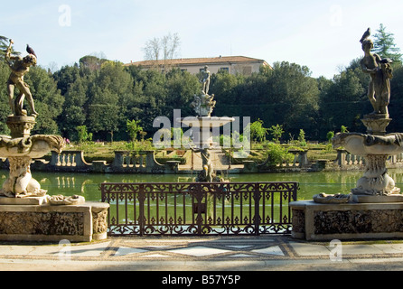 Vasca dell'Isola, l'île (étang), statues puttos en face de la fontaine de l'océan, le jardin de Boboli, Florence, Toscane, Italie, Europe Banque D'Images