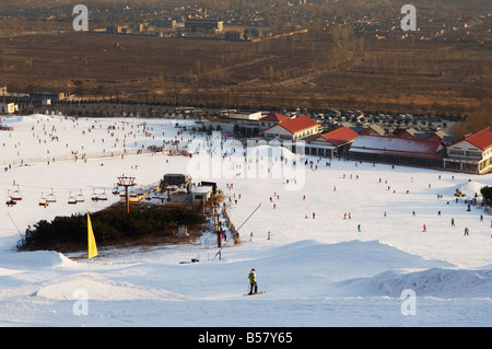 Un ascenseur de ski skieurs prenant jusqu'à la station de ski de pentes à Shijinglong, Beijing, China, Asia Banque D'Images