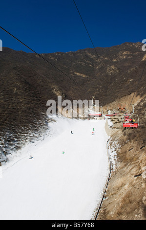 Un ascenseur de ski skieurs prenant jusqu'à la station de ski de pentes à Shijinglong, Beijing, China, Asia Banque D'Images