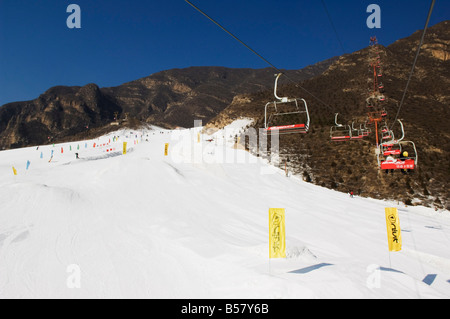 Un ascenseur de ski skieurs prenant jusqu'à la station de ski de pentes à Shijinglong, Beijing, China, Asia Banque D'Images