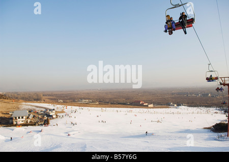 Un ascenseur de ski skieurs prenant jusqu'à la station de ski de pentes à Shijinglong, Beijing, China, Asia Banque D'Images